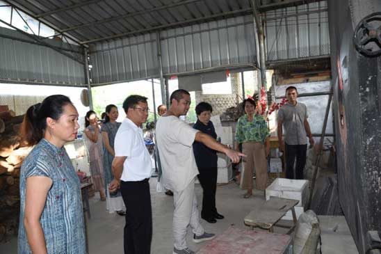 欽州市委常委宣傳部部長鄭娟蒞臨陶花島大風江古灶柴窯基地調(diào)研1